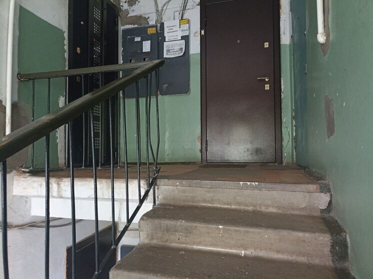 Состояние подъездов во многих многоквартирных домах часто оставляет желать лучшего. Устав ждать реакции от управляющей компании, некоторые инициативные жильцы решают взять дело в свои руки — покупают краску, кисти и сами приводят парадную в порядок. Однако такое благое намерение, даже при качественном результате, может обернуться не благодарностью соседей, а реальными штрафами.