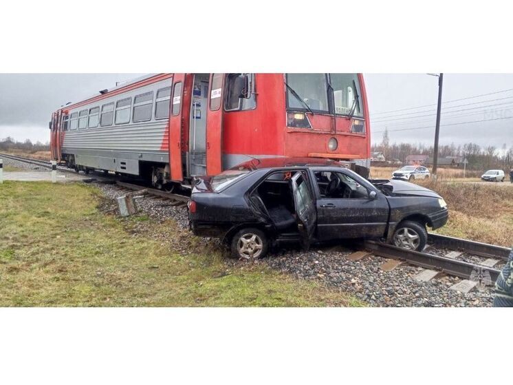 В Руднянском районе снова столкнулись автомобиль и поезд