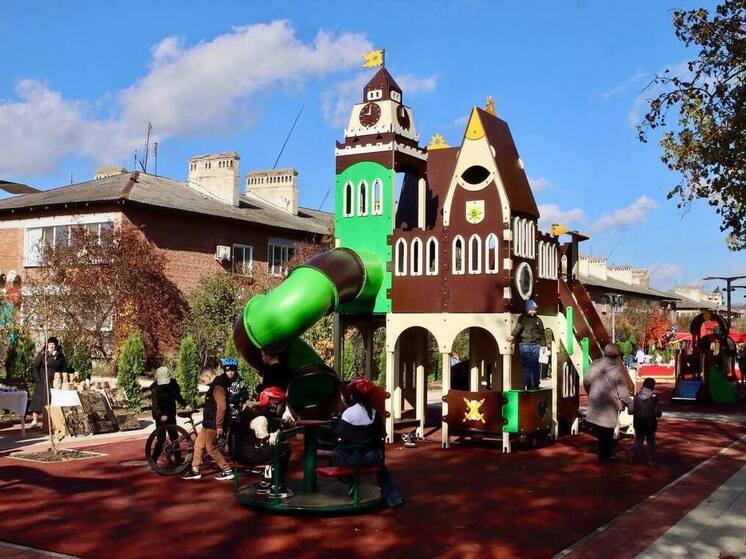 В поселке Венцы по нацпроекту обновили сквер