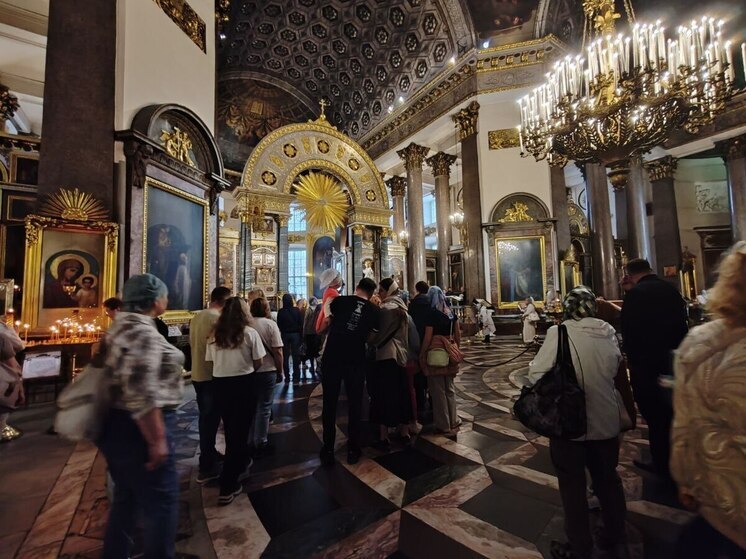 По народному календарю 2 ноября 2025 года отмечается Артемьев день. Православная церковь в эту дату вспоминает святого Артемия Антиохийского — христианского подвижника IV века. Согласно преданию, Артемий был военачальником при императоре Константине Великом и его сыне Констанции, а за усердную службу получил должность наместника Египта.