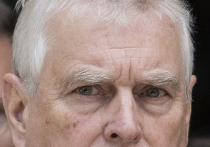 Король Карл III инициировал беспрецедентный процесс, который навсегда изменит статус его младшего брата, принца Эндрю. Об этом пишет британская Daily Star. После недель растущего давления со стороны общественности и, как полагают, внутри самой королевской семьи, Букингемский дворец объявил о решительных мерах, которые знаменуют собой полное отделение бывшего герцога Йоркского от института монархии. 