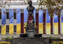 Недавнее возведение вокруг исторического памятника Пушкину в Одессе фанерного «короба» обрастает все новыми реакциями в социальных сетях