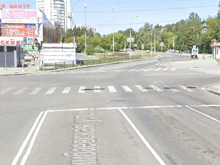 В Екатеринбурге многотонный контейнер упал на дорогу и повредил автомобили