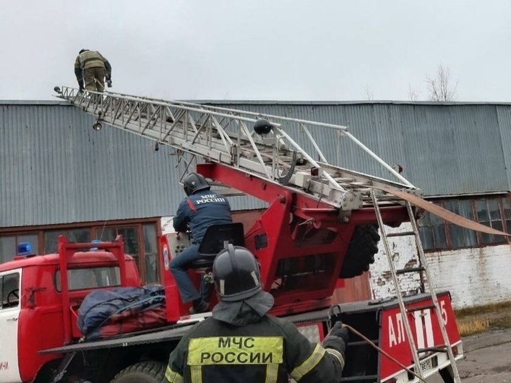 В Боровичах на крытой стоянке отрабатывали тушение условного пожара