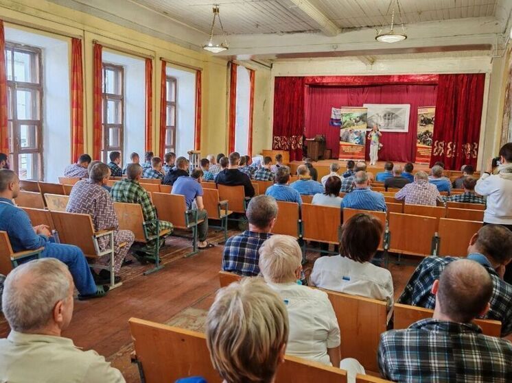 «Единая Россия» поздравила с Днем народного единства участников спецоперации в госпитале