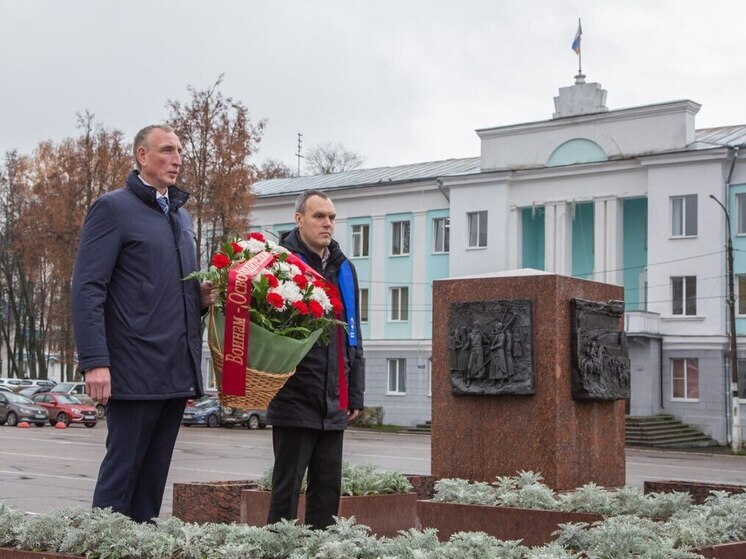 Александр Козловский почтил память героев в Великих Луках