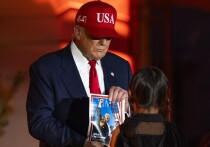 Администрация Белого дома установила беспрецедентные ограничения для средств массовой информации, закрыв свободный доступ в одно из самых значимых для журналистов мест — так называемый верхний пресс-центр в Западном крыле. Об этом пишет The Washington Post (статью перевели ИноСМИ). 