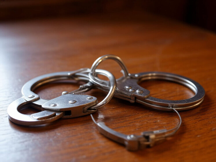 Завотделением больницы Ростова и фиктивного сотрудника задержали за мошенничество