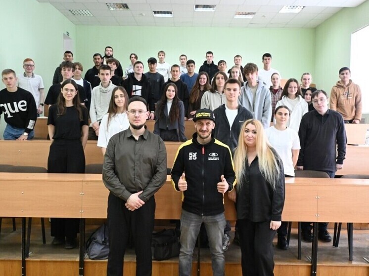В Орле автогонщик Леонид Панфилов встретился со студентами