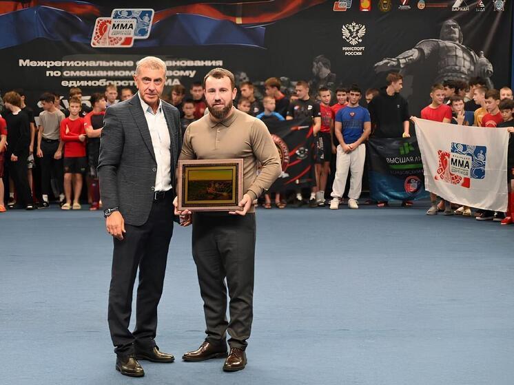 Во дворе спорта «Надежда» стартовал межрегиональный турнир по правилам MMA