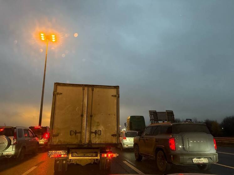 Петербуржцы встряли в длинных пробках на КАДе в обе стороны