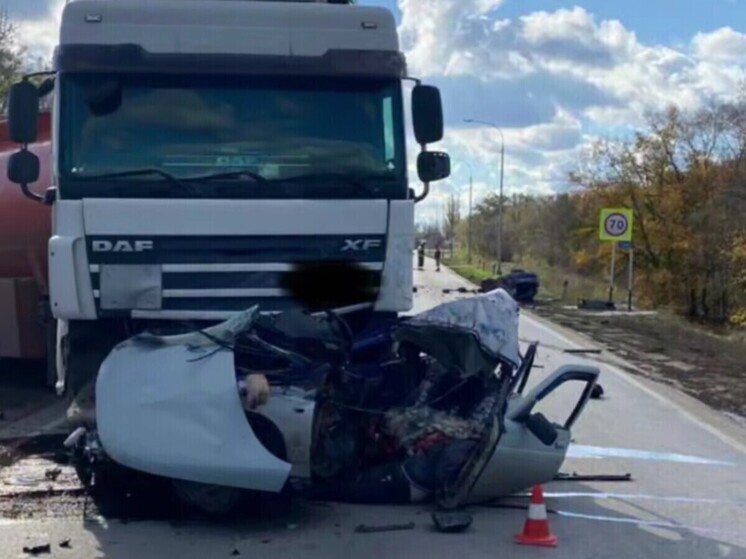 В Ростовской области водитель и пассажир легковушки погиб под колесами грузового авто