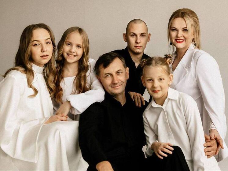 Многодетная семья Лебедевых из Минусинска награждена медалью