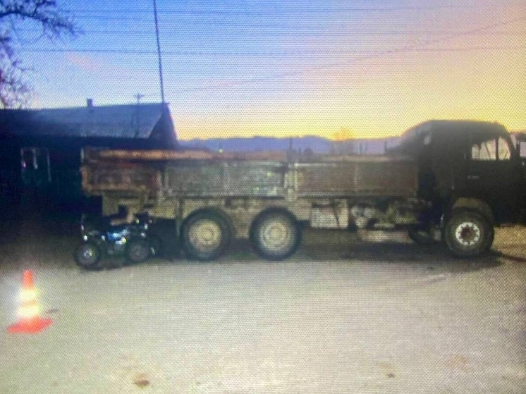 В Тандинском районе Тувы дети на квадроцикле въехали в КАМАЗ