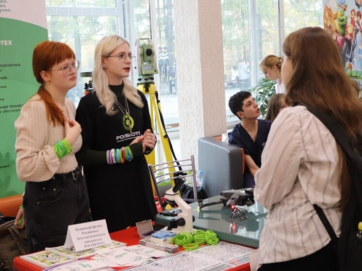 Как сделать один из самых важных выборов в жизни — выбрать профессию? Где учиться после школы и как не ошибиться с направлением? Ответы на эти вопросы искали старшеклассники и их родители на масштабной ярмарке вакансий и учебных мест «Время выбирать», которая прошла в кинозале «Молодость» города Пущино