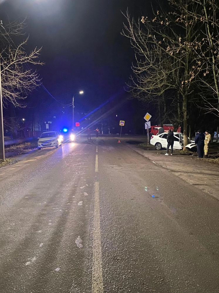 В Ливнах юный водитель авто не вписался в поворот и врезался в дерево