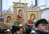 4 ноября — день, когда в России переплетаются светский праздник, государственный День народного единства, и глубоко почитаемый православный праздник в честь Казанской иконы Божией Матери, которую на Руси издавна называли «Бабьей заступницей». Этот день наполнен особой энергетикой, древними традициями и строгими запретами, соблюдение которых, по поверьям, приносит в дом благополучие и удачу.