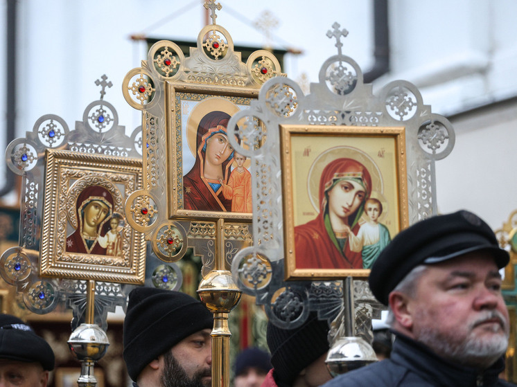 4 ноября — день, когда в России переплетаются светский праздник, государственный День народного единства, и глубоко почитаемый православный праздник в честь Казанской иконы Божией Матери, которую на Руси издавна называли «Бабьей заступницей». Этот день наполнен особой энергетикой, древними традициями и строгими запретами, соблюдение которых, по поверьям, приносит в дом благополучие и удачу.