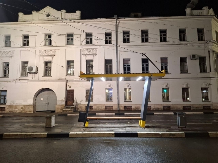 Нехорошее место: в центре Ярославля водитель повредил остановочный комплекс