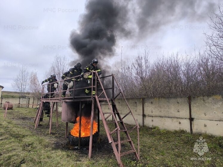 Орловские пожарные отточили мастерство на огневой полосе