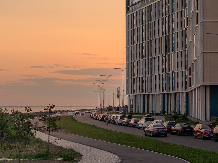 К 2034 году на Северном намыве появится километровая пешеходная набережная, которая соединит новый жилой район с «Газпром Ареной». Власти рассчитывают, что это пространство станет точкой притяжения для всех петербуржцев, а не только жителей нового квартала.