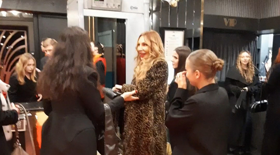 Наталья Бочкарева выгуляла в театр леопардовое пальто и шпильки