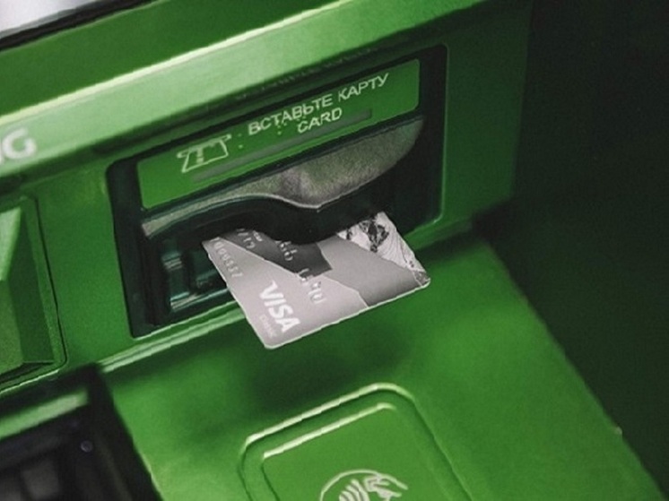 Сотрудник банка и полицейский спасли 76-летнюю волжанку от мошенников