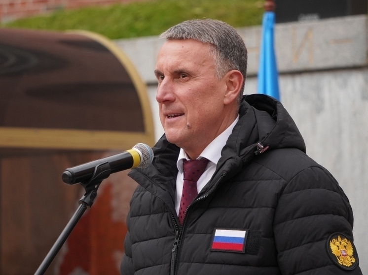 В Великом Новгороде юным жителям вручили первые паспорта у стен Кремля