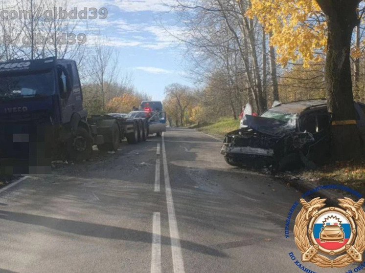 В Калининграде машина пыталась обогнать и столкнулась с грузовиком