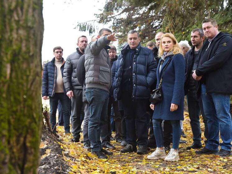 Губернатор Александр Хинштейн ознакомился с ходом реконструкции мемориала Памяти павших в Курске