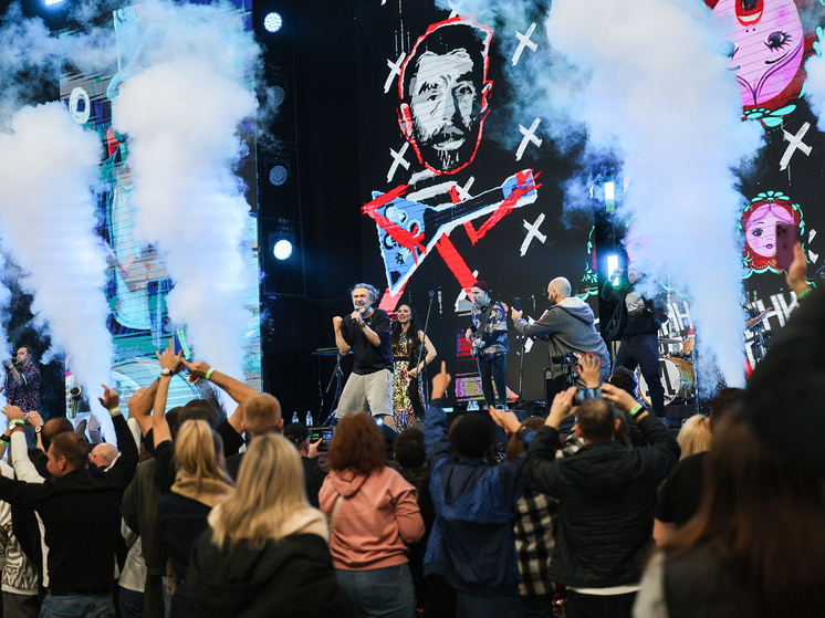 «Деградировать вместе»: Шнуров в новых песнях рассказал как пережить лихие времена