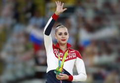 Маргарита Мамун поделилась детскими фото в свой 30-й день рождения