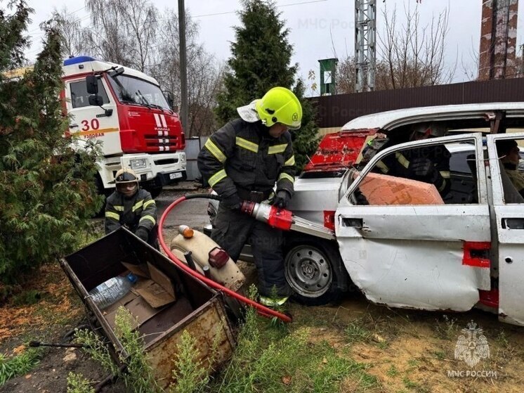 Узловские спасатели отработали действия при ликвидации последствий ДТП
