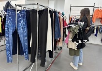 Возвращение в моду джинсов с низкой посадкой и коротких курток, популярных в 2000-х годах, может негативно сказаться на здоровье