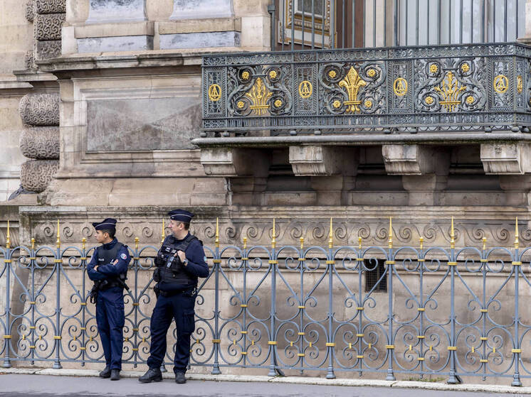 Троих из 5 задержанных по подозрению в ограблении Лувра освободили из-под стражи - СМИ