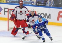 В центральном и заключительном матче Континентальной хоккейной лиги перед короткими ноябрьскими праздниками на ледовой арене в Петровском парке встречались столичные друзья-соперники «Динамо» и ЦСКА