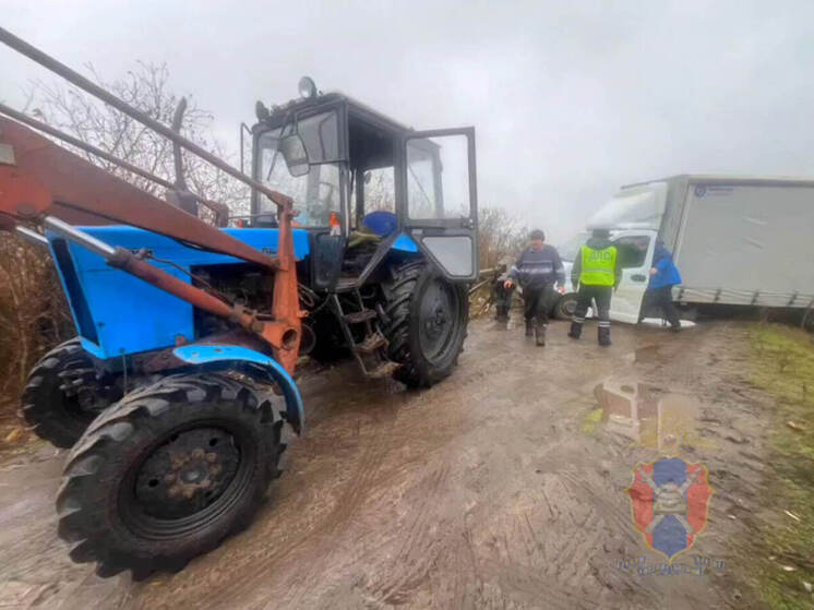 Полицейские помогли мужчине, застрявшему на грунтовке под Воронежем