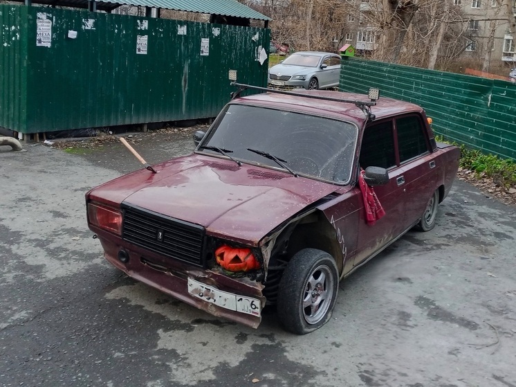 В Екатеринбурге в Хэллоуин создали арт-объект: машину «зарубили» топором