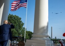 Сможет ли американское руководство спрятаться от народа на военных базах? Или его вытащат оттуда революционные массы? Как сообщил американский журнал Atlantic, после убийства консервативного американского активиста Чарли Кирка чиновники Белого дома «в целях безопасности» переехали жить из своих домов на военные базы в окрестностях Вашингтона