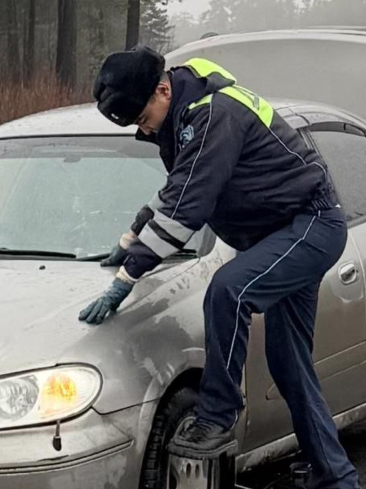 Сотрудники полиции Сургутского района пришли на помощь водителю на трассе
