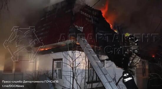 Два частных дома загорелись ночью на востоке Москвы