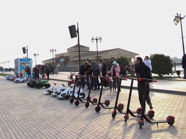 В Астрахани полностью запретили электросамокаты в скверах и ограничили скорость на 15 центральных улицах