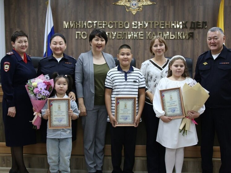 В Элисте подвели итоги конкурса детского рисунка «Мои родители работают в полиции - 2025»