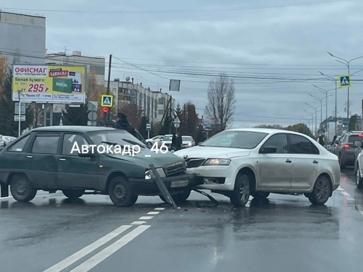В Курске в жесткое ДТП попали две машины