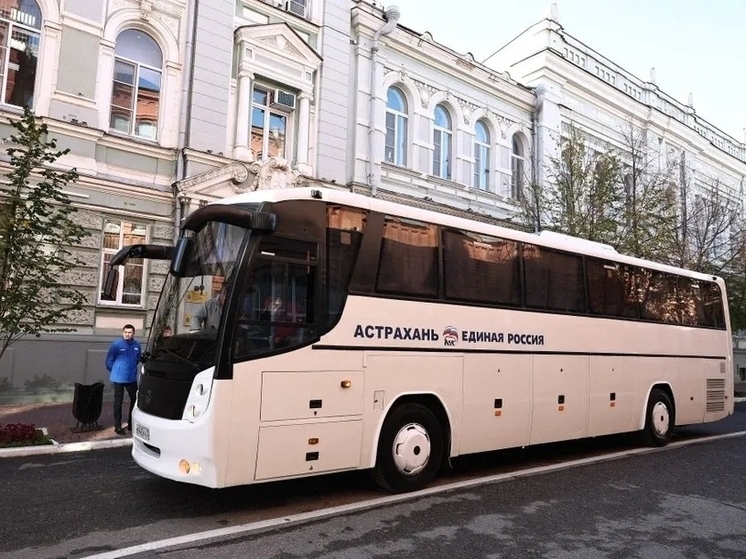 Автобус, «Нивы» и 5 тонн воды: Астраханская область поддерживает бойцов СВО и жителей новых регионов