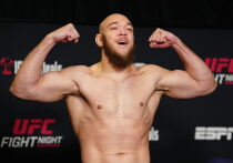 Бразильский боец сломал ногу на турнире UFC 321.