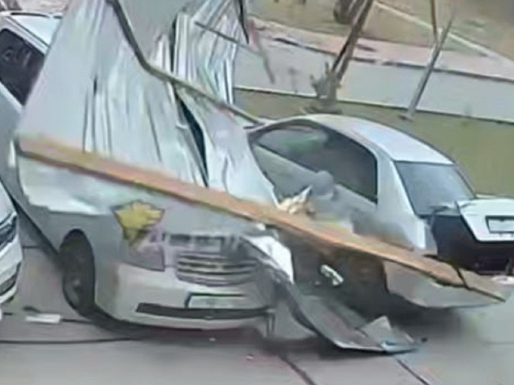 Часть крыши унесло ветром на припаркованные авто под Новосибирском