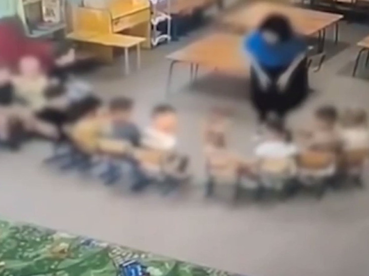 На воспитателя детсада в Сибири возбуждено дело из-за издевательств над малышами