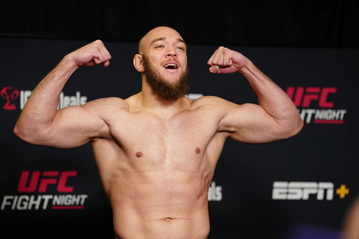 Бразильский боец сломал ногу на турнире UFC 321