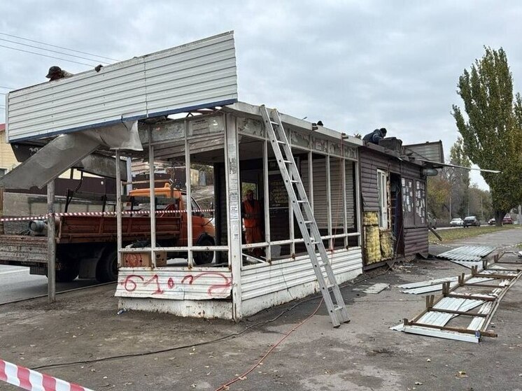 С саратовских улиц продолжают убирать ларьки и гаражи